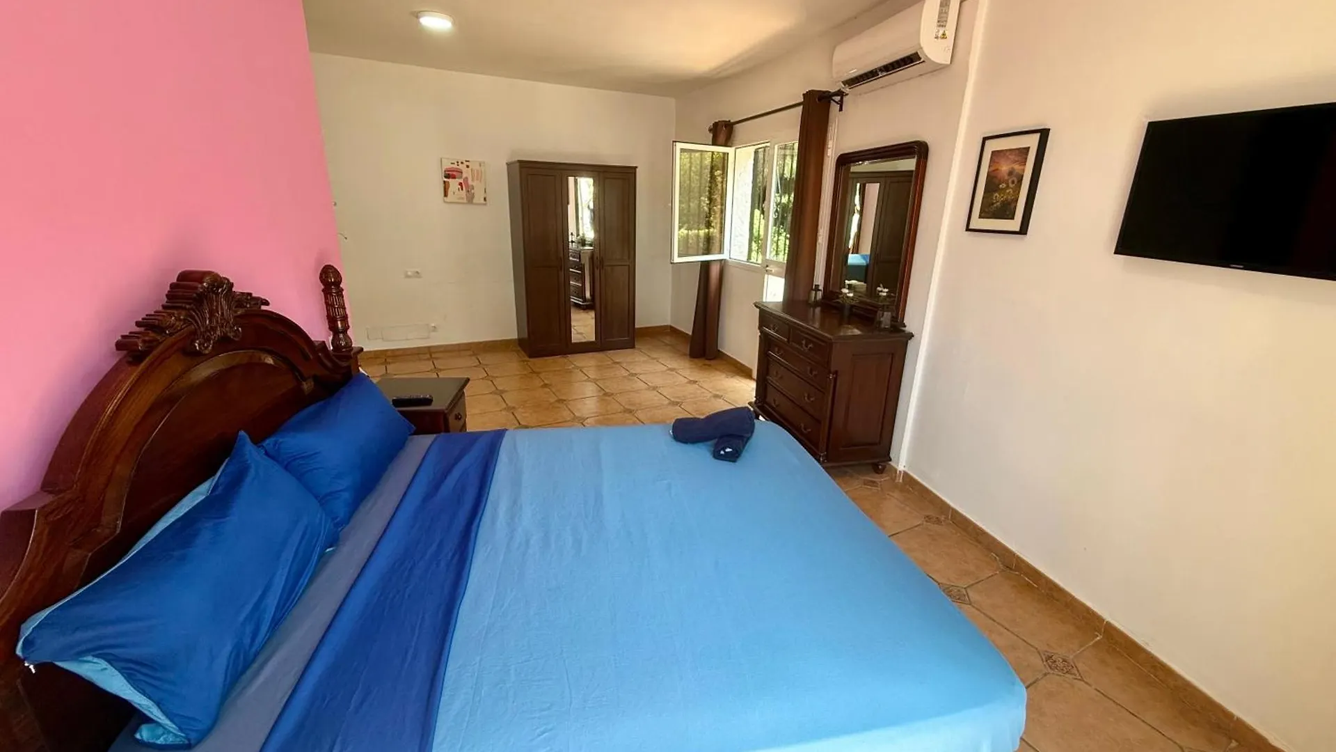 Casa De 5 Dormitorios Cerca De La Playa En Marbella Elviria 度假居