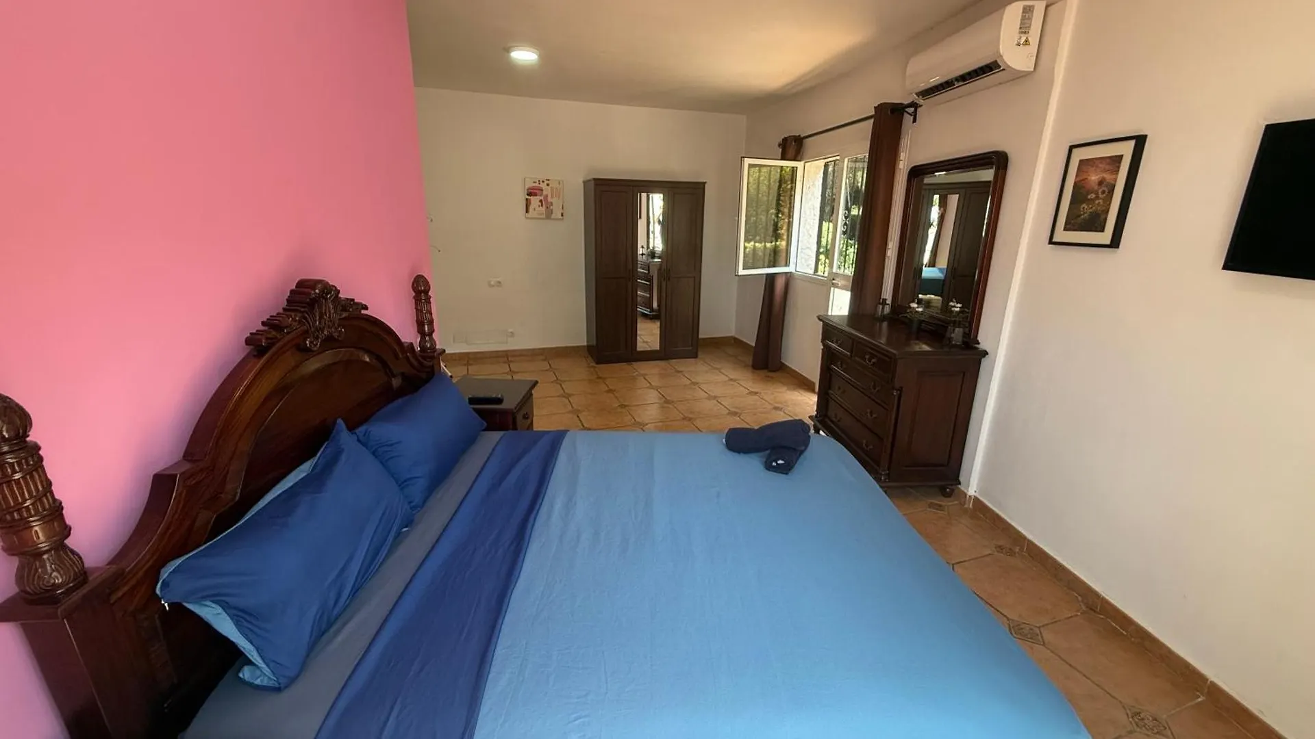 Casa De 5 Dormitorios Cerca De La Playa En Marbella Elviria İspanya