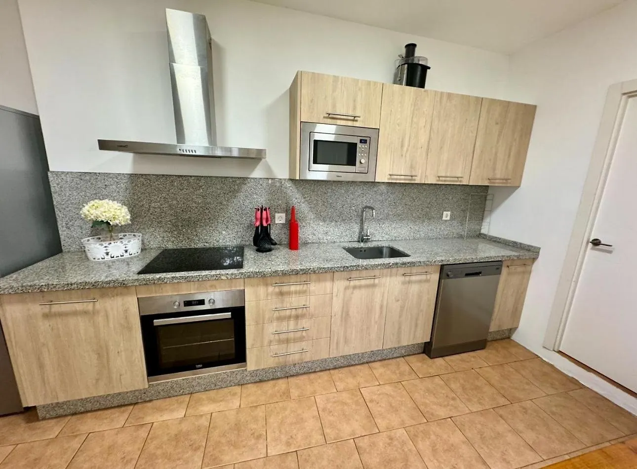 Casa De 5 Dormitorios Cerca De La Playa En Marbella Elviria
