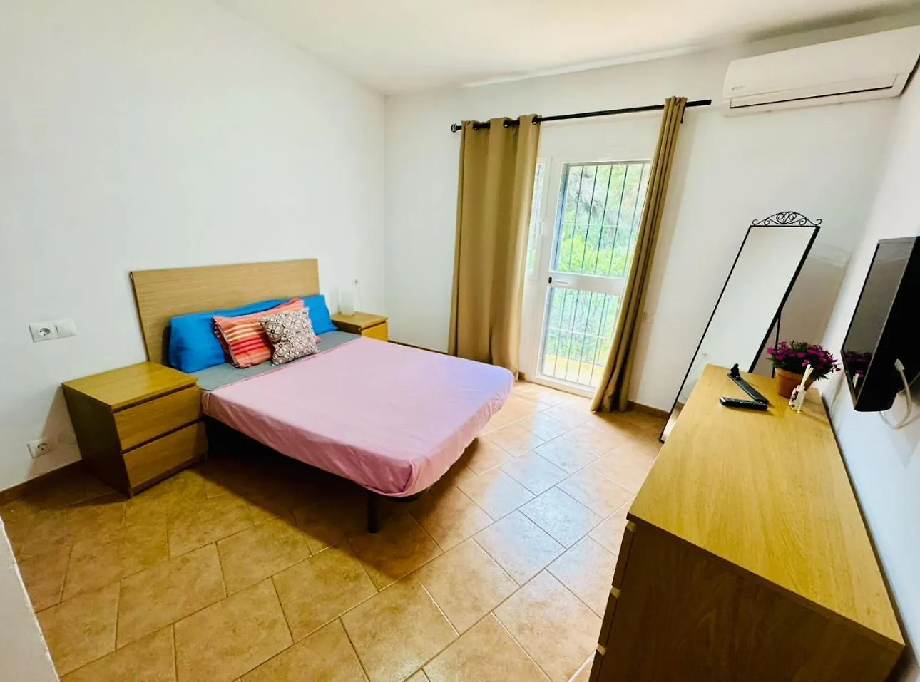 Casa De 5 Dormitorios Cerca De La Playa En Marbella Elviria