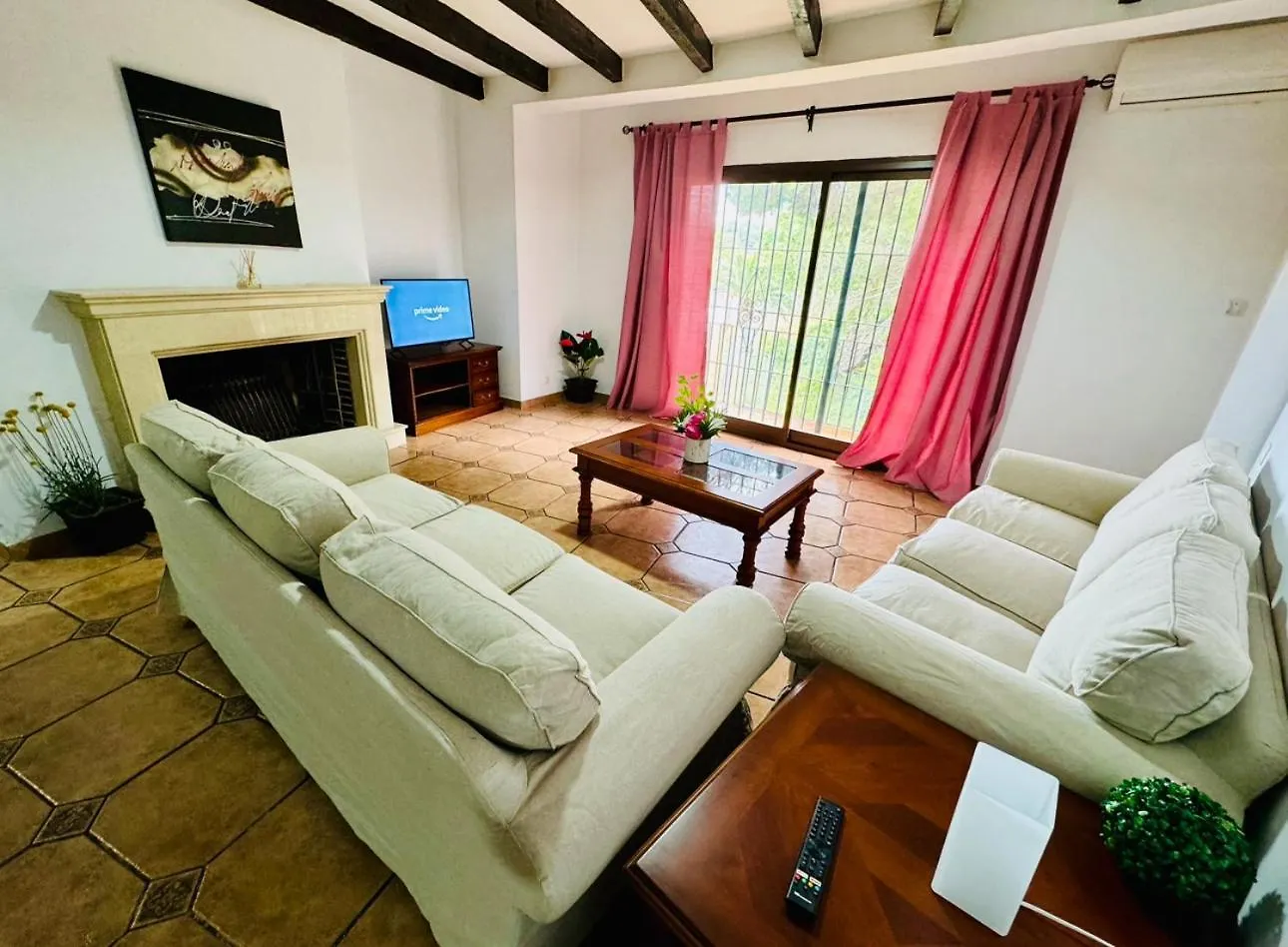 Casa De 5 Dormitorios Cerca De La Playa En Marbella Elviria contacts