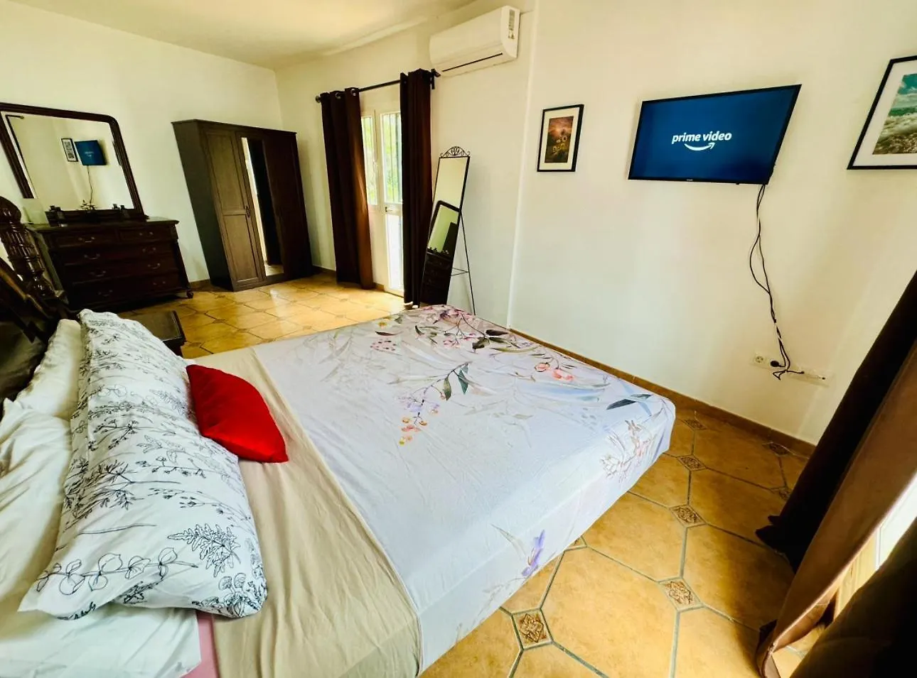 Casa De 5 Dormitorios Cerca De La Playa En Marbella Elviria 0*,