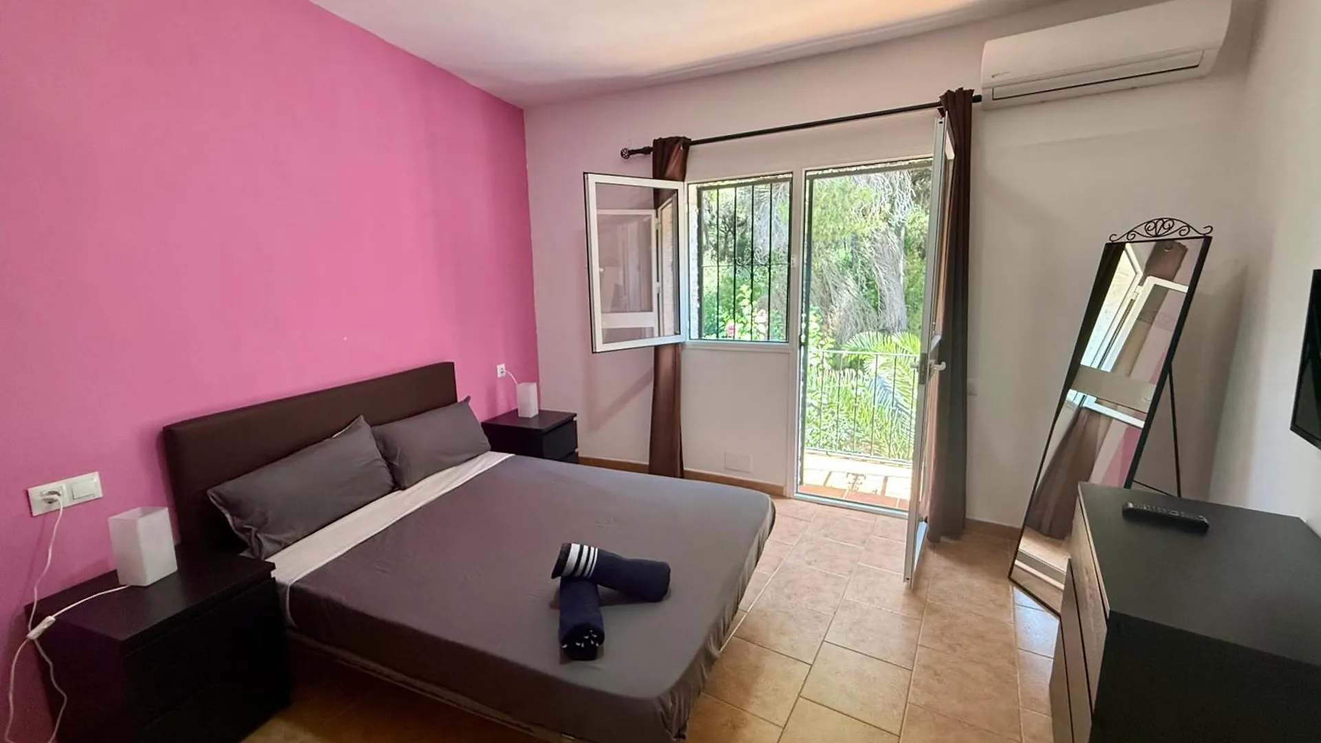 Casa De 5 Dormitorios Cerca De La Playa En Marbella Elviria 0*,